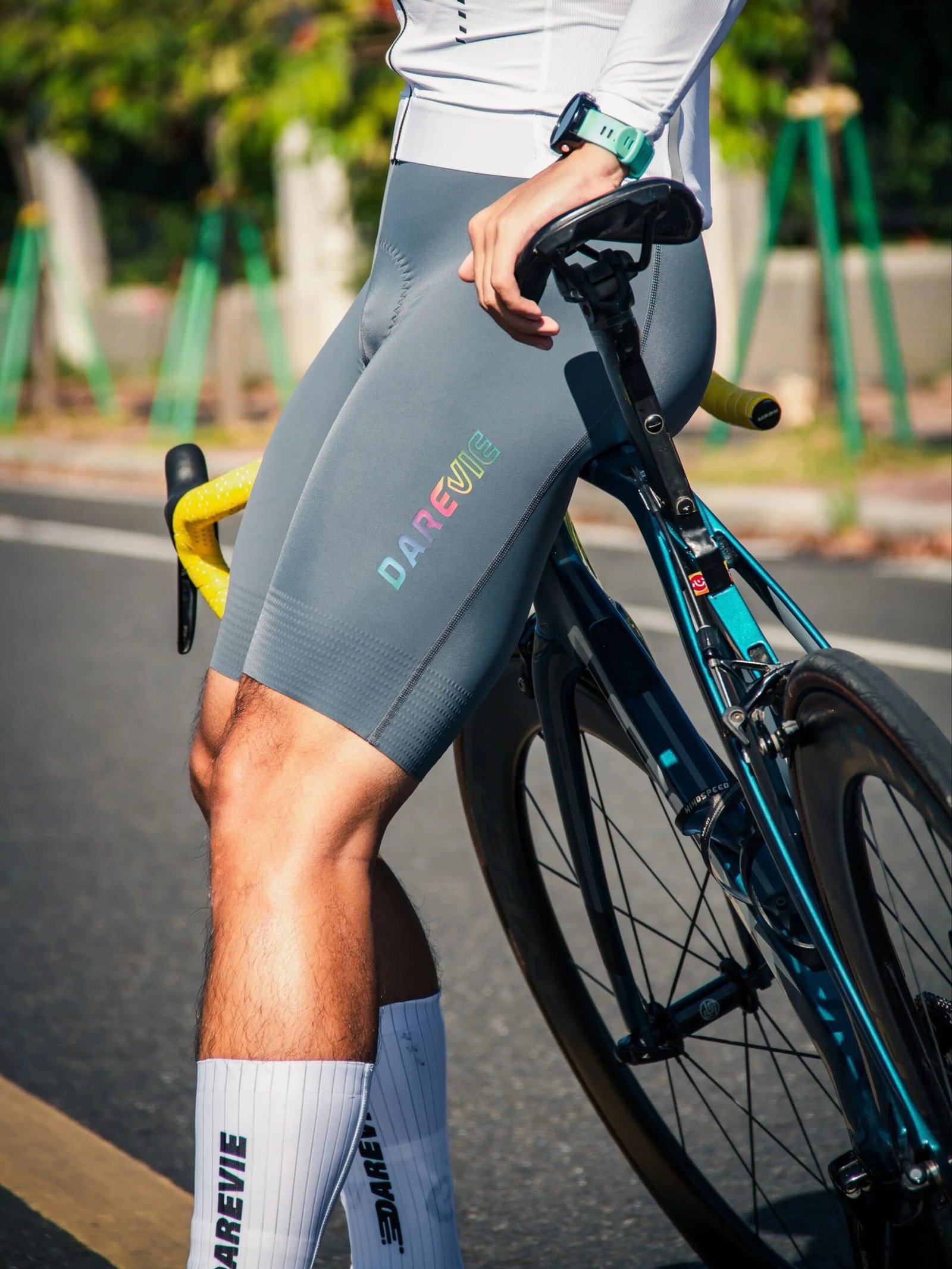 DAREVIE Cycling Bib Shorts Seamless 4.0 Italy ELASTIC-INTERFACE Pad Cycling Shorts Diamond Leg Gripper Men's Bretelelle Shorts