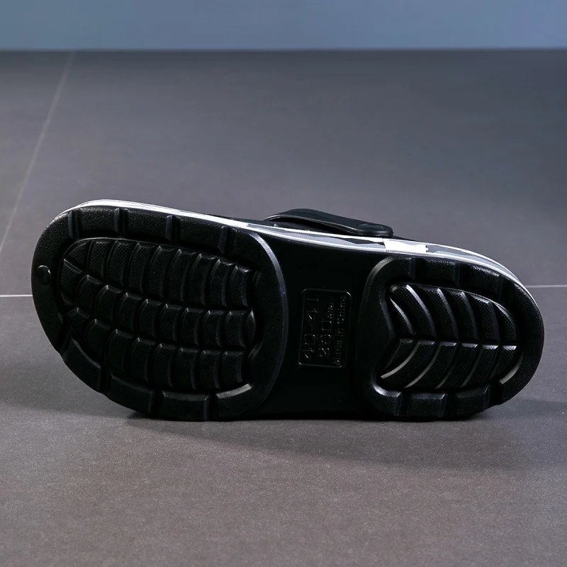 Mens Sandals Casual Summer Clogs for Men Breathable Soft EVA Garden Shoes Closed-toe Fashion Slippers for Men 2025 New Design