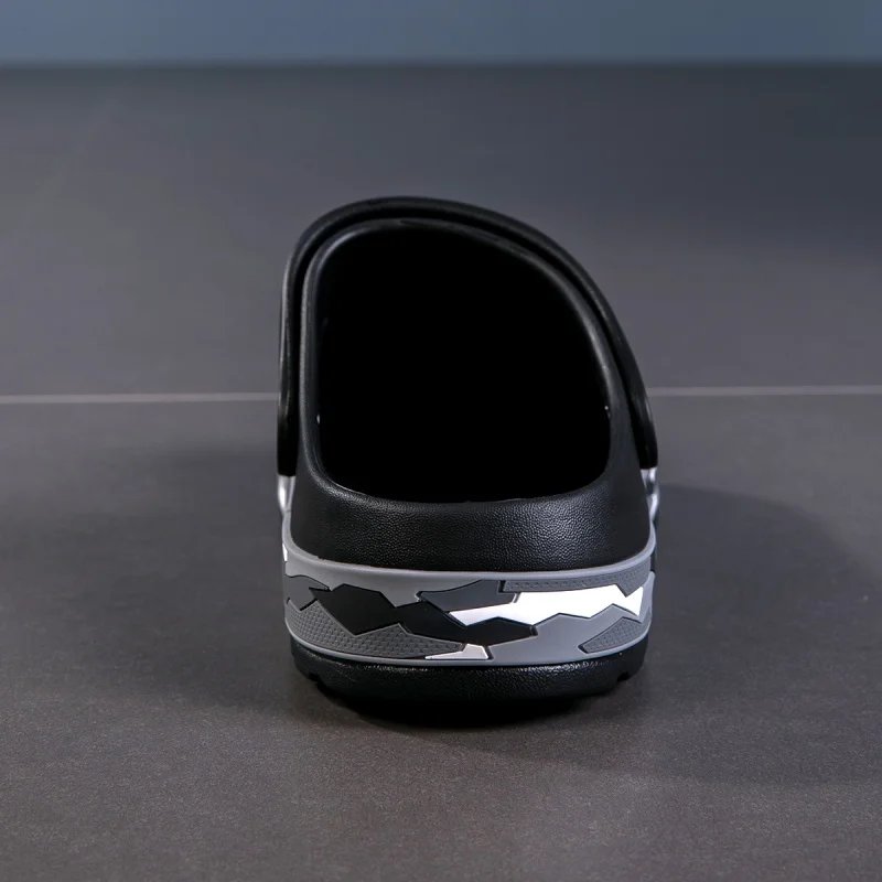 Mens Sandals Casual Summer Clogs for Men Breathable Soft EVA Garden Shoes Closed-toe Fashion Slippers for Men 2025 New Design